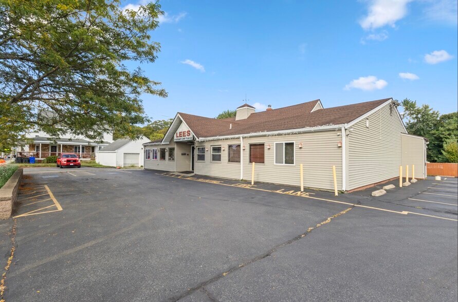 More Photos Of 376 Bullocks Point Ave, Riverside Restaurant For Sale