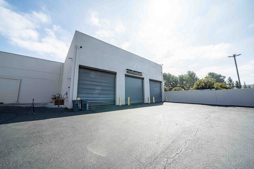 More Photos Of 2001 Saturn St, Monterey Park Light Distribution For Sale