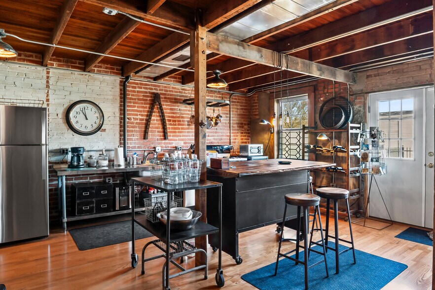 More Photos Of 118 W. Grand St, Whitewright Storefront Retail Residential For Sale