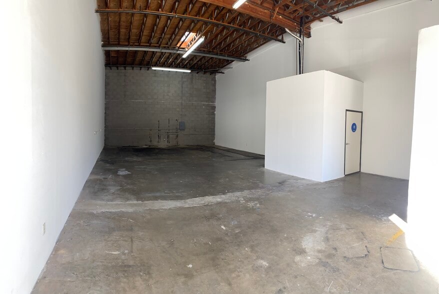 More Photos Of 5859 Rosebud Ln, Sacramento Warehouse For Lease