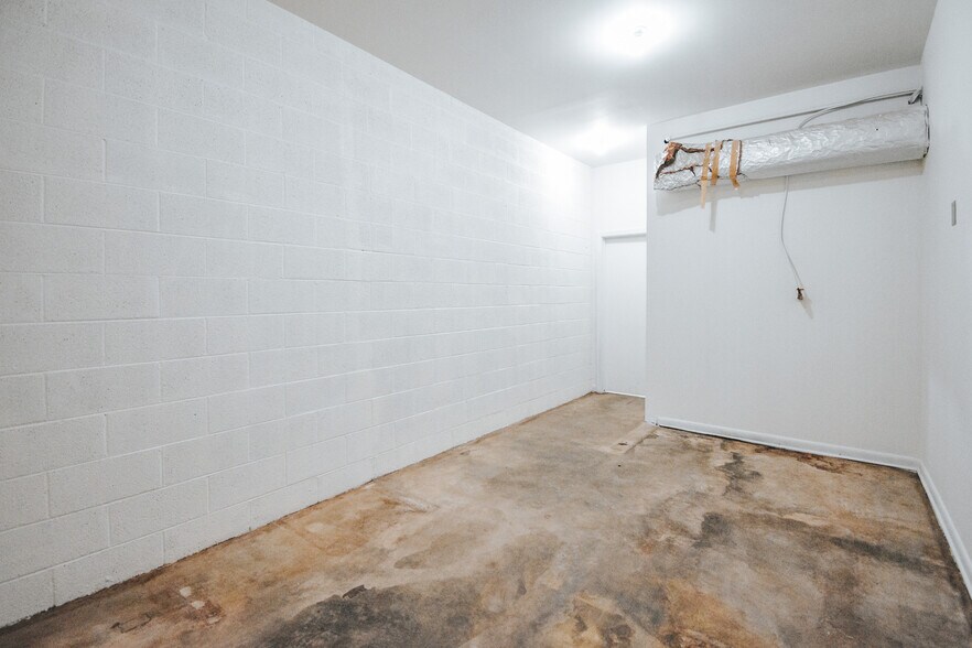 More Photos Of 305 N Laurent St, Victoria Flex For Lease