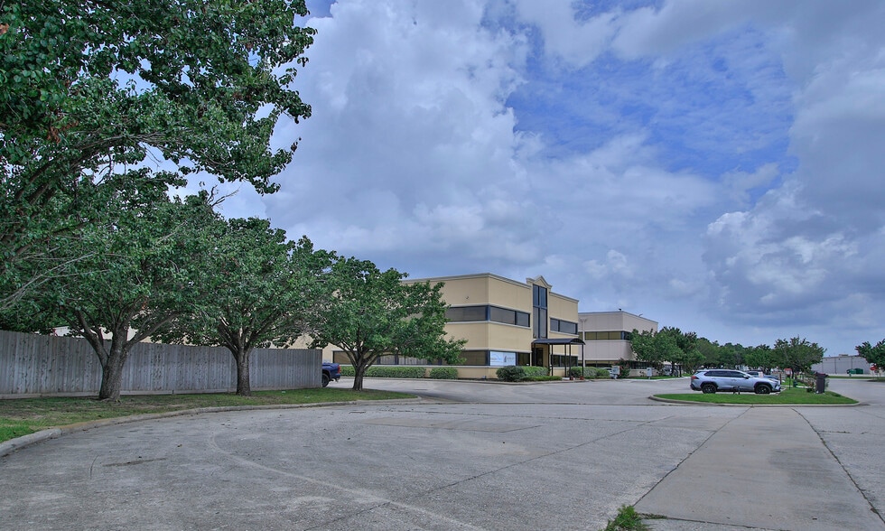 More Photos Of 25349-25351 Borough Park Dr, Spring Light Manufacturing For Sale