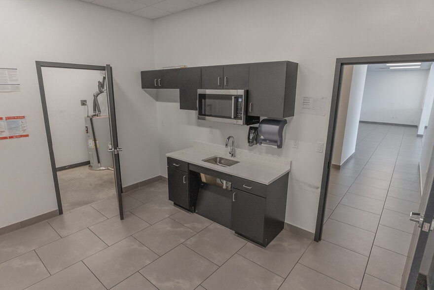 More Photos Of 911 SW 59th St, Oklahoma City Auto Dealership For Sale