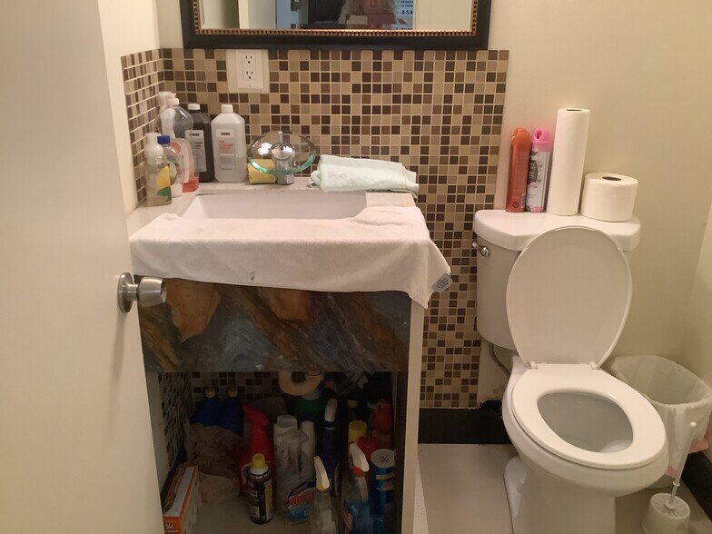 More Photos Of 10120 Ridgeway Dr, Port Richey Warehouse For Lease