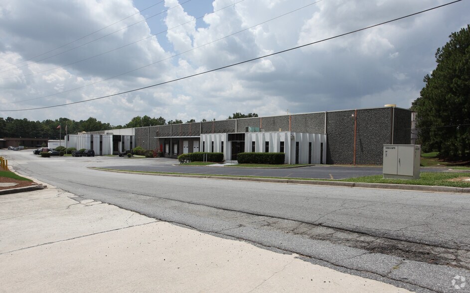 More Photos Of 5665 New Peachtree Rd, Chamblee Warehouse For Lease