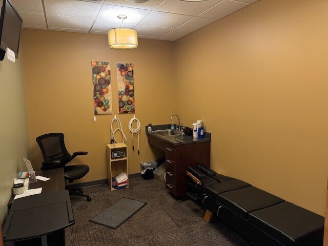 More Photos Of 401 N Keller Dr, Effingham Storefront Retail Office For Lease