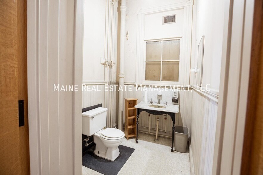 More Photos Of 15 Columbia St, Bangor Office Residential For Lease