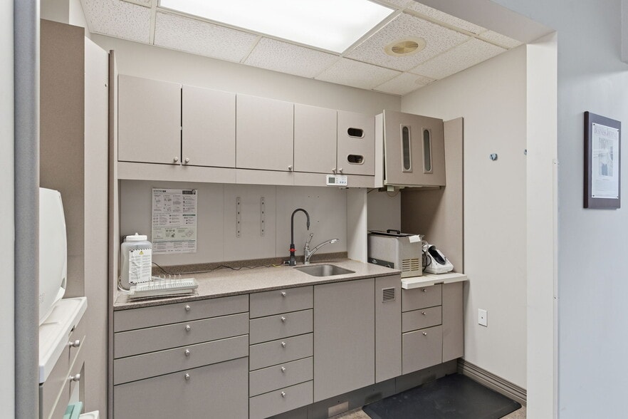 More Photos Of 2104 Chesterfield Blvd, Springfield Office For Sale