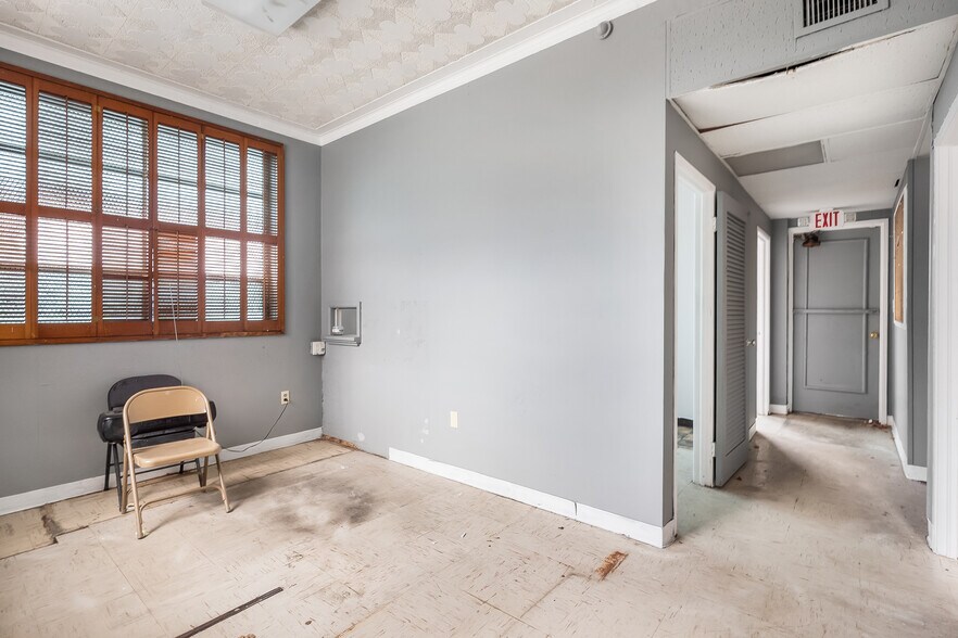 More Photos Of 775 NW 21st St, Miami Service For Sale