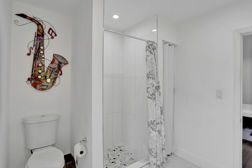 More Photos Of 430 Ne 121st St, Biscayne Park Movie Radio TVStudio For Sale