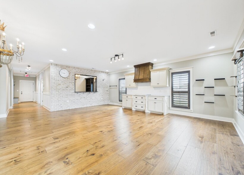 More Photos Of 102 Kimberly Ave, Muscle Shoals Office For Sale