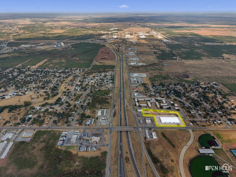 More Photos Of 2701 Southridge Dr, Wichita Falls Distribution For Lease