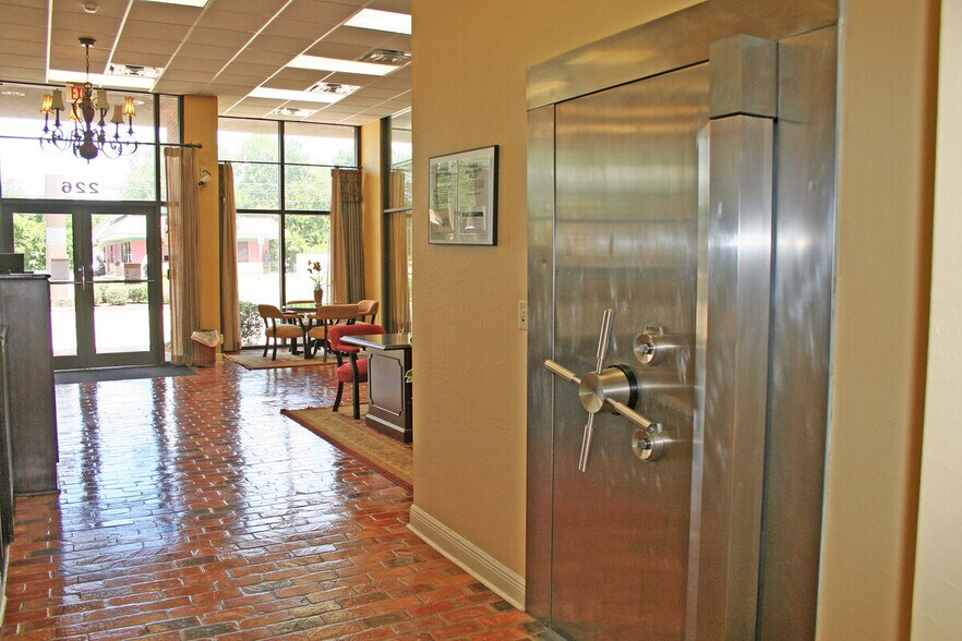 More Photos Of 226 E Central Ave, Petal Office For Sale