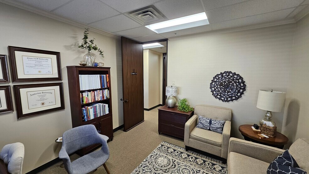 More Photos Of 211 E Parkwood Ave, Friendswood Office For Sale