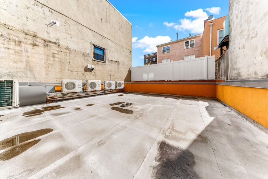 More Photos Of 2311 31st St, Astoria Storefront Retail Residential For Lease