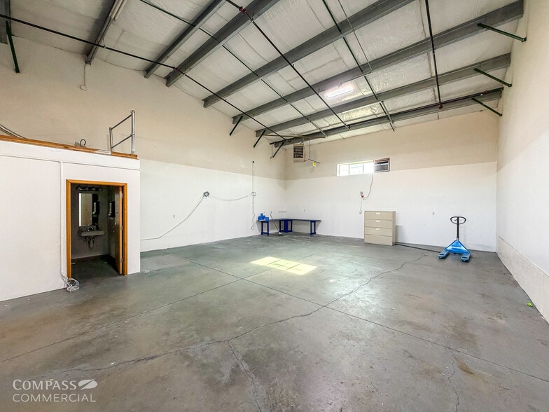 More Photos Of 20720 High Desert Ln, Bend Warehouse For Lease
