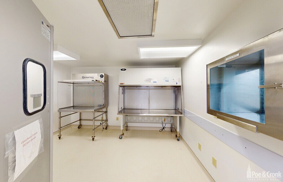More Photos Of 7400 Sunnybrook Dr, Roanoke Medical For Sale