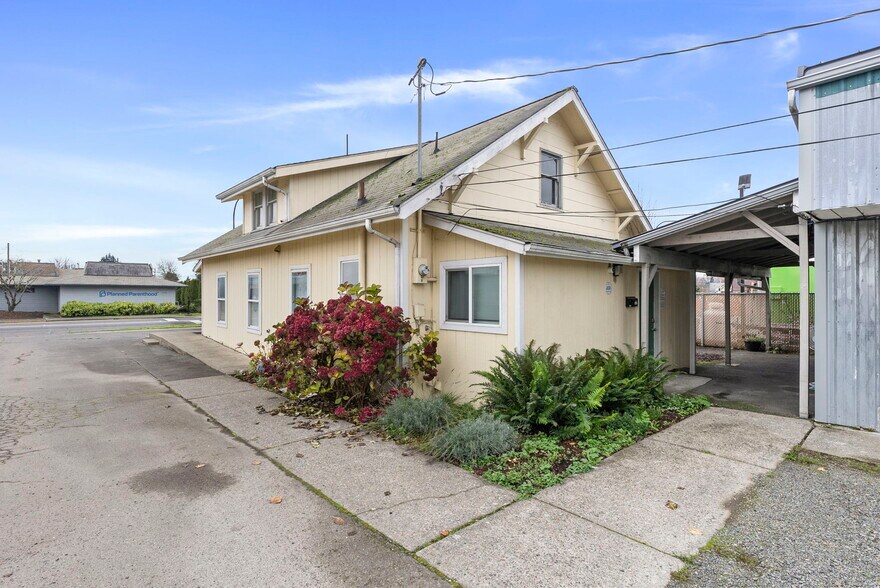 More Photos Of 1017 W Main St, Centralia Flex For Sale