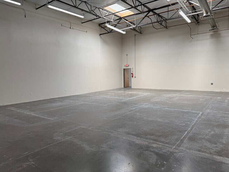 More Photos Of 13343 W Foxfire Dr, Surprise Showroom For Lease