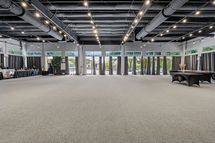 More Photos Of 11055 N IH-35, Austin Storefront For Lease