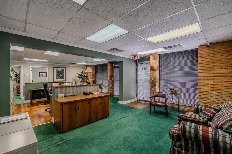 More Photos Of 215 N Pleasantburg Dr, Greenville Office For Sale