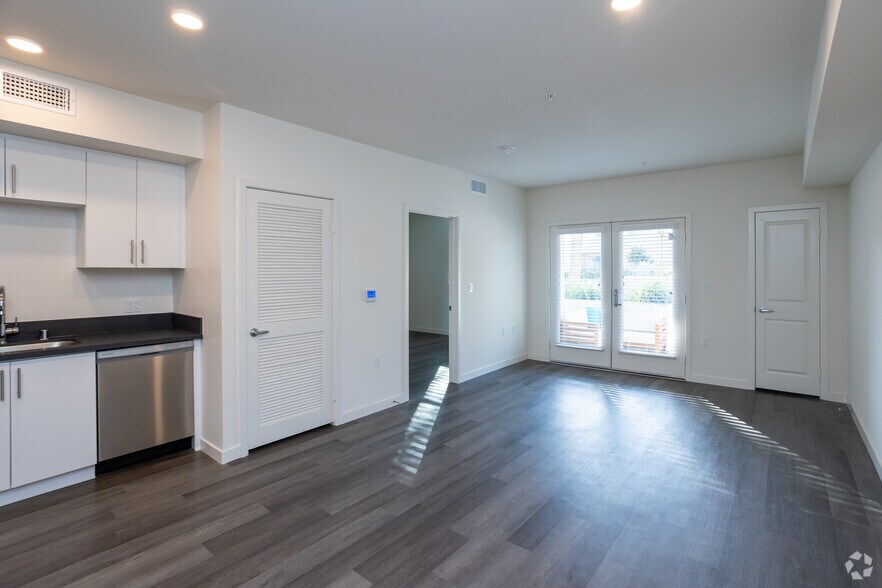 More Photos Of 10555 Bloomfield St, Toluca Lake Apartments For Sale