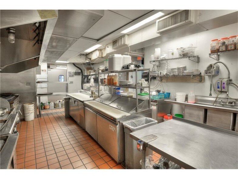 More Photos Of 728 Copeland St, Pittsburgh Freestanding For Lease