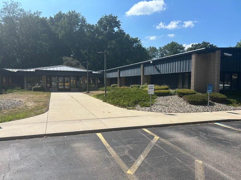 More Photos Of 2831 Dexter Dr, Elkhart Office For Sale