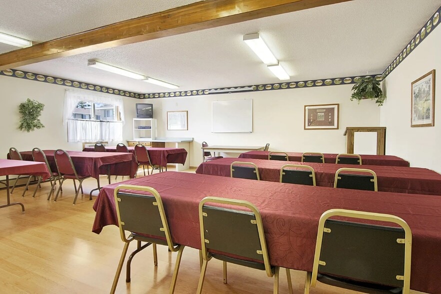 More Photos Of 2702 N Stephenson Ave, Iron Mountain Hotel For Sale