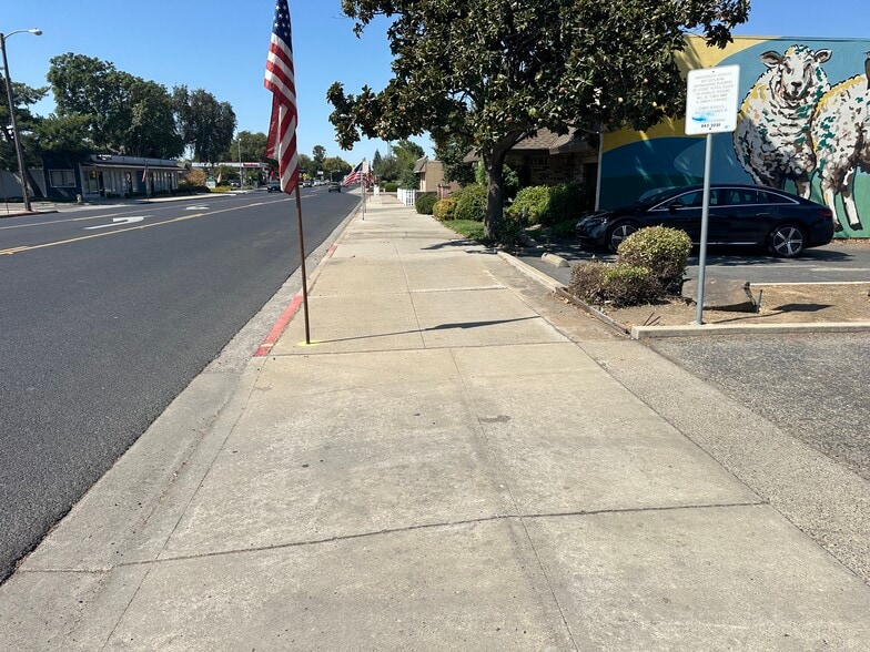 More Photos Of 316 W F St, Oakdale Storefront Retail Office For Lease