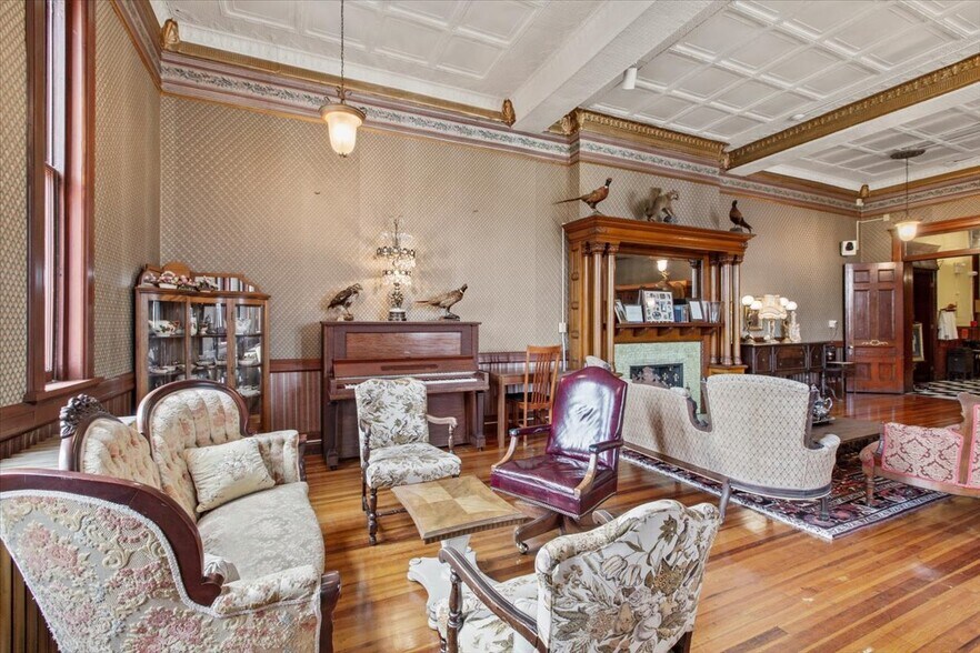 More Photos Of 49 Florida Ave, Amsterdam Hospitality For Sale