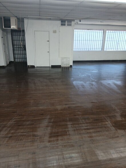 More Photos Of 6111 SRL Thornton Freeway, Dallas General Retail For Lease