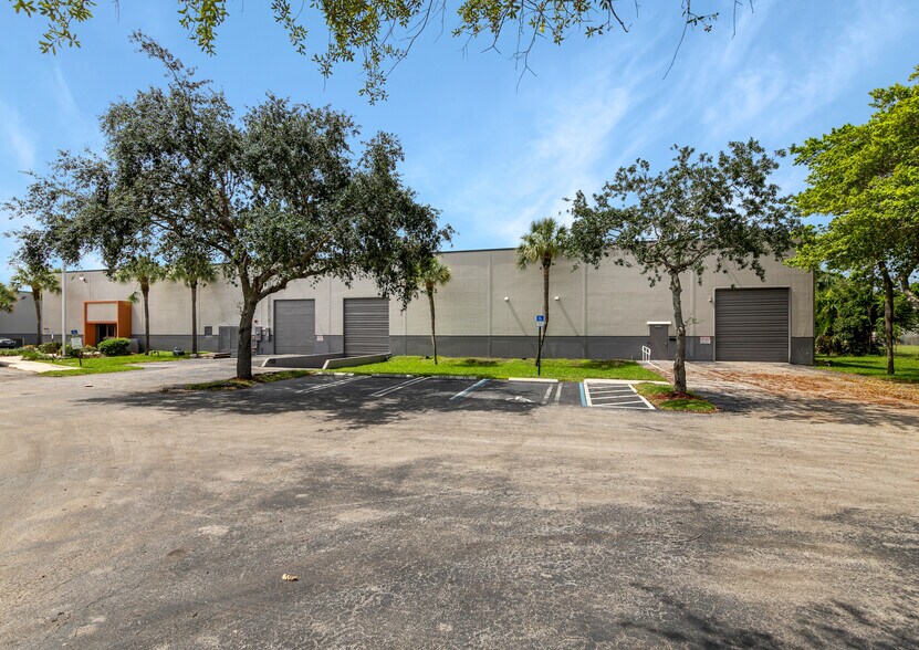More Photos Of 14545 NW 60th Ave, Miami Lakes Warehouse For Lease