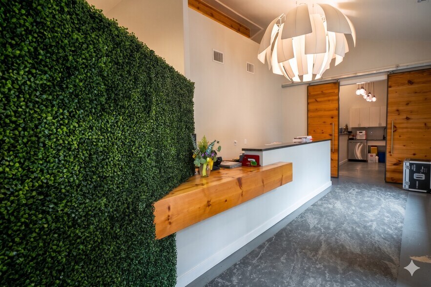 More Photos Of 612 Winflo Dr, Austin Office For Lease