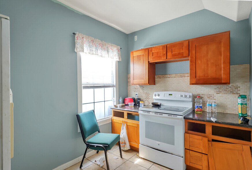 More Photos Of 16911 Pickering Rd, Conroe Warehouse For Sale