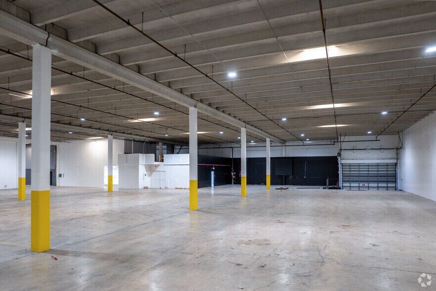 More Photos Of 5240-5260 NW 167th St, Hialeah Warehouse For Lease