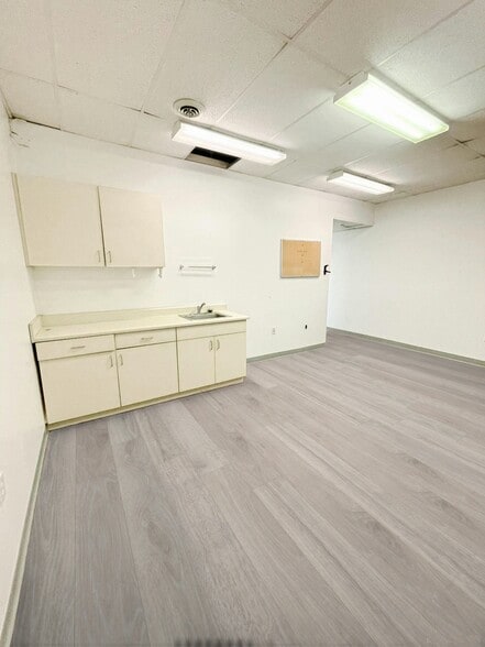 More Photos Of 5306-5346 Peters Creek Rd, Roanoke Showroom For Lease