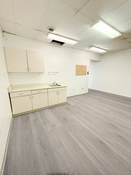 More Photos Of 5306 Peters Creek Rd, Roanoke Showroom For Sale