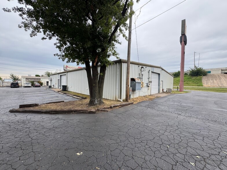 More Photos Of 6547 E Skelly Dr, Tulsa Unknown For Lease