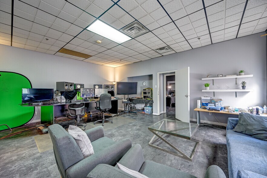 More Photos Of 2251 Av Papineau, Montréal Light Distribution For Lease