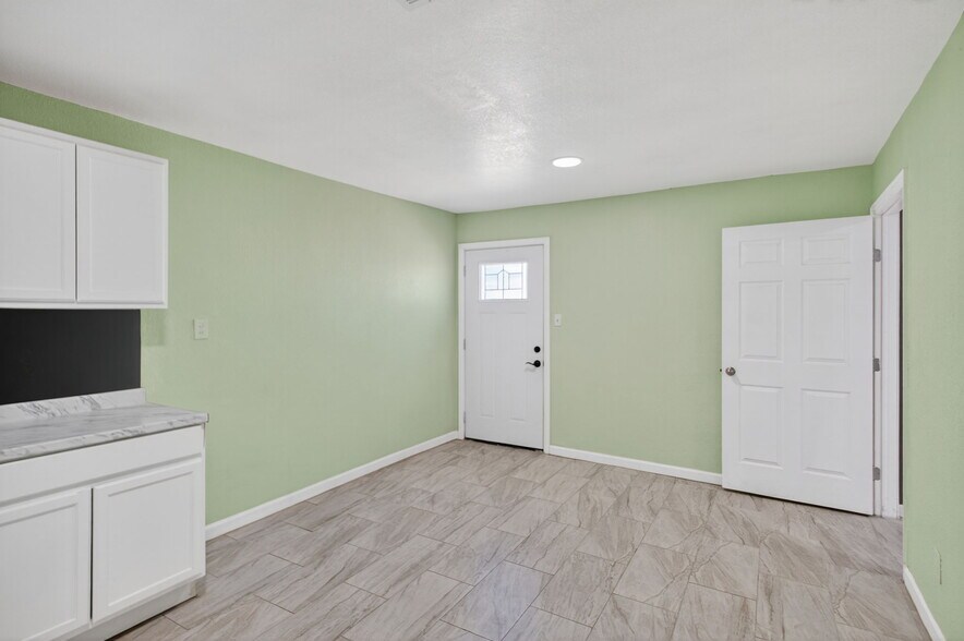 More Photos Of 11010 W Joan Dr, Odessa Warehouse For Lease