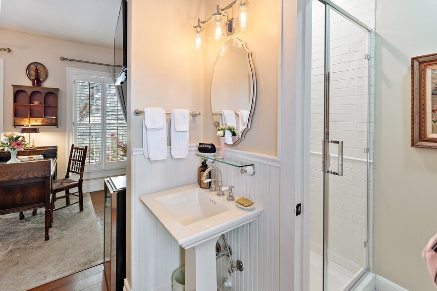 More Photos Of 240 E California St, Jacksonville Hotel For Sale