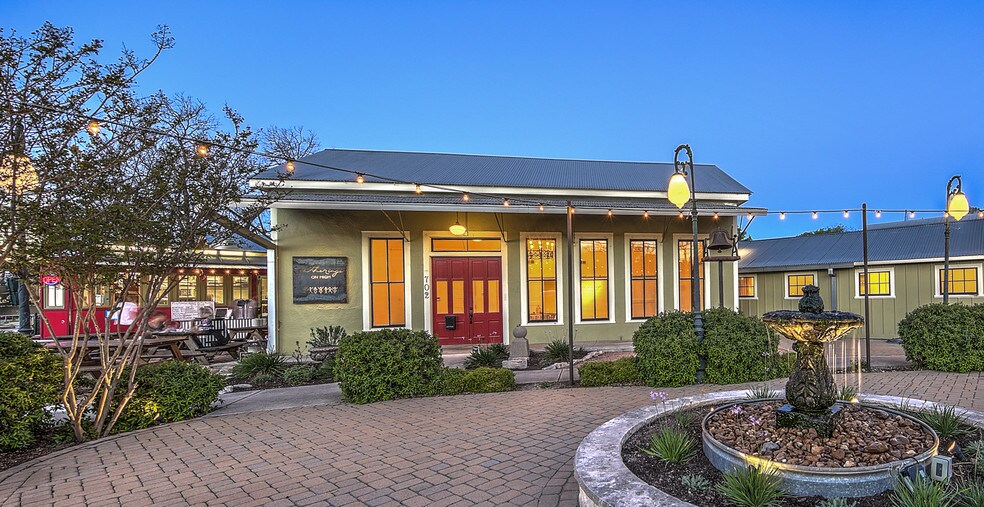 Primary Photo Of 702 High St, Comfort Restaurant For Sale