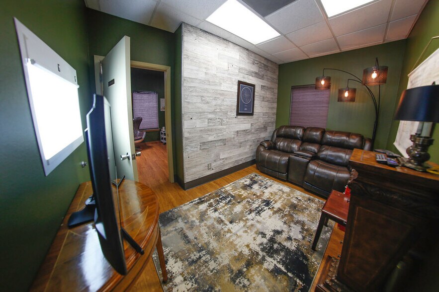 More Photos Of 4550 Lamar Ave, Paris Rehabilitation Center For Lease