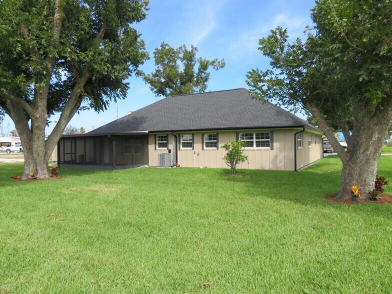 More Photos Of 5618 Lilly St, Panama City Office For Lease