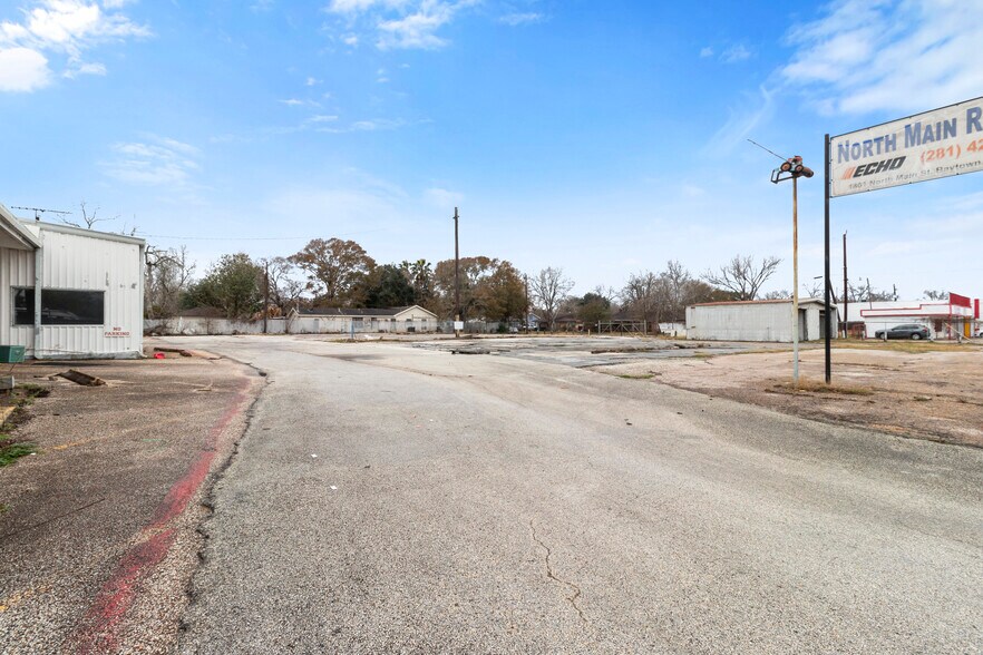 More Photos Of 1801 N Main St, Baytown Flex For Sale