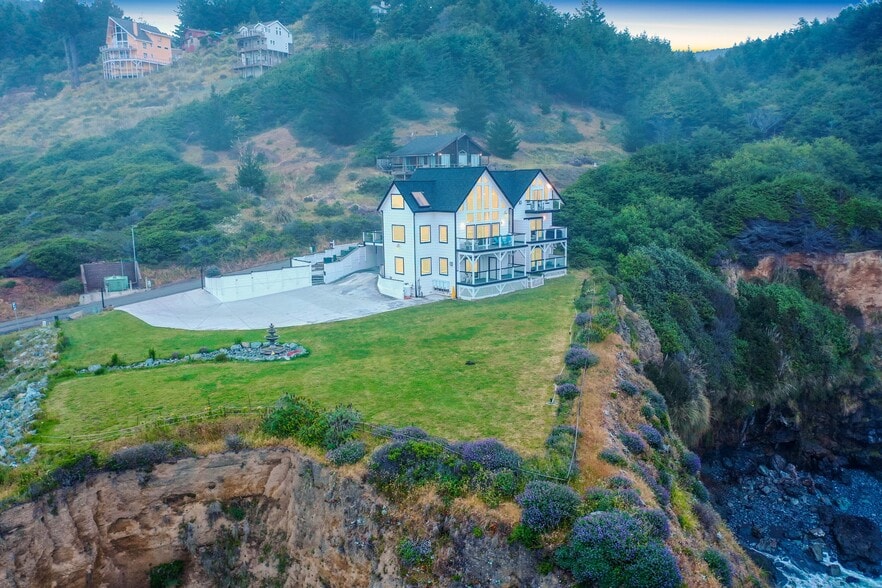 More Photos Of 266 Dolphin Dr, Whitethorn Hotel For Sale