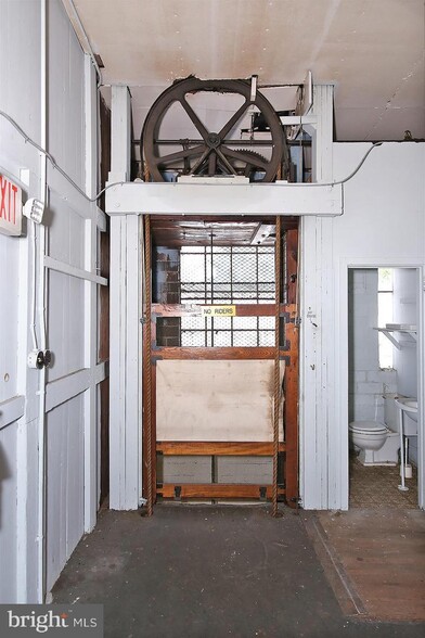 More Photos Of 308 S 1st St, Lebanon Warehouse For Sale