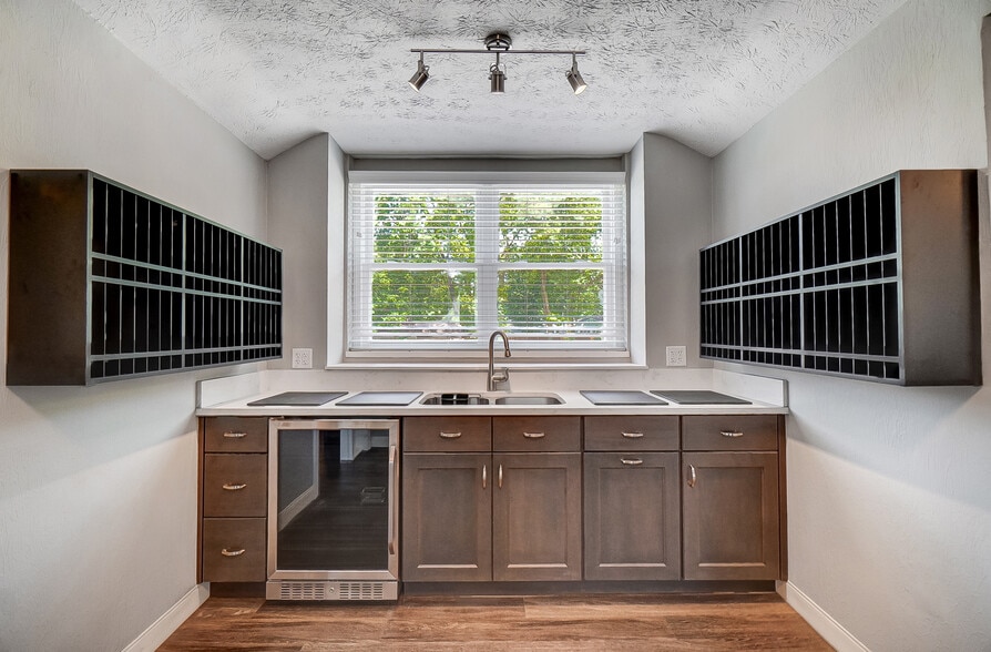 More Photos Of 235 W Franklin St, Centerville Storefront Retail Office For Lease