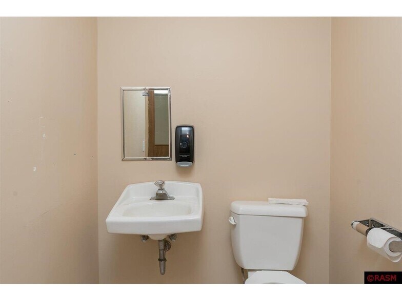 More Photos Of 608 Walnut Ave, Madison Lake Medical For Sale